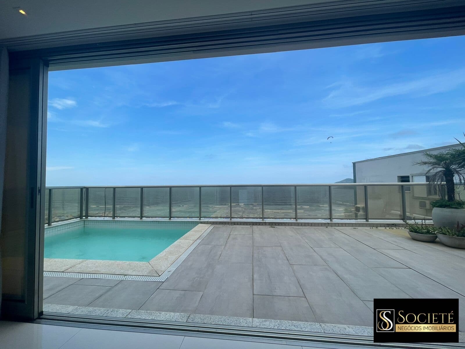 Apartamento Frente mar com Privativa à Venda no Edifício Don Alfonso em Balneário Camboriú- SC
