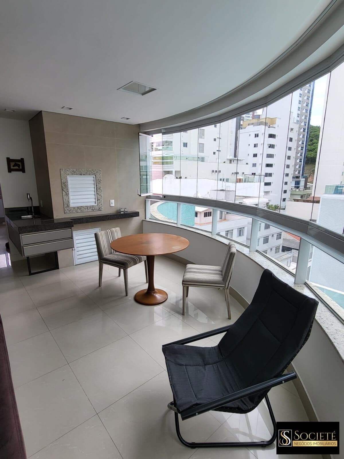 Apartamento Diferenciado com 3 Suítes e 2 Vagas no Ed. Torre de Mônaco