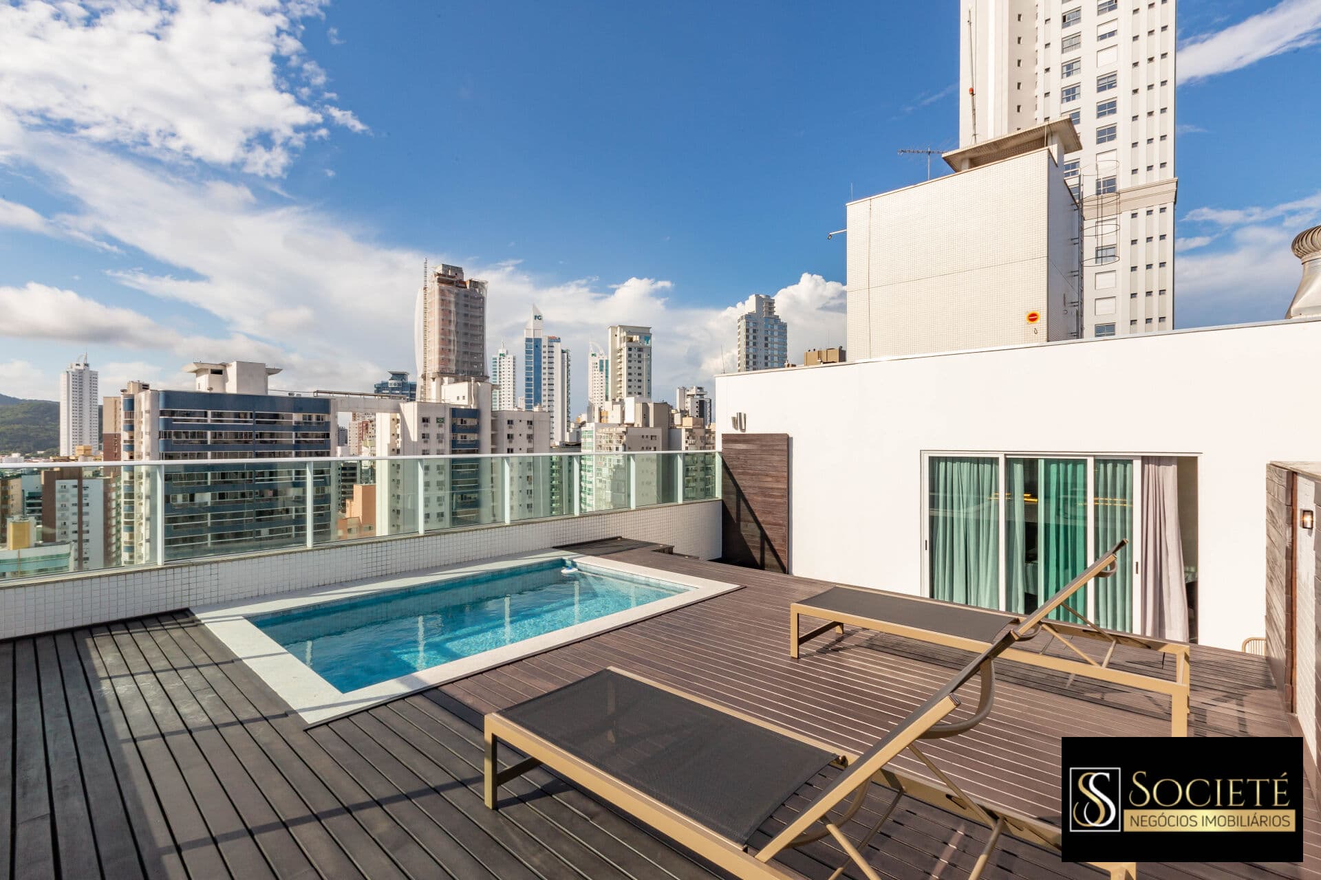 Cobertura Duplex com Piscina Privativa no Edifício San Pietro na Alvin Bauer em Balneário Camboriú - SC.