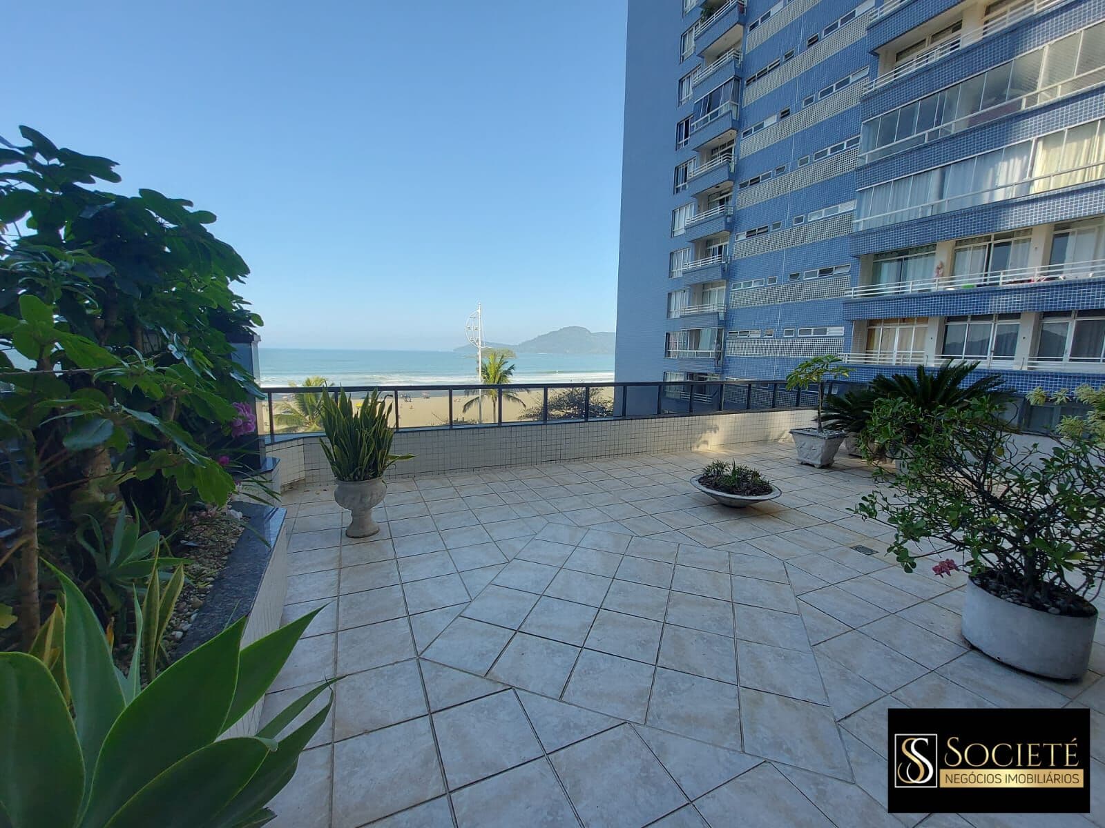 Apartamento frente mar a venda no Edifício Tour Royale em Balneário Camboriú