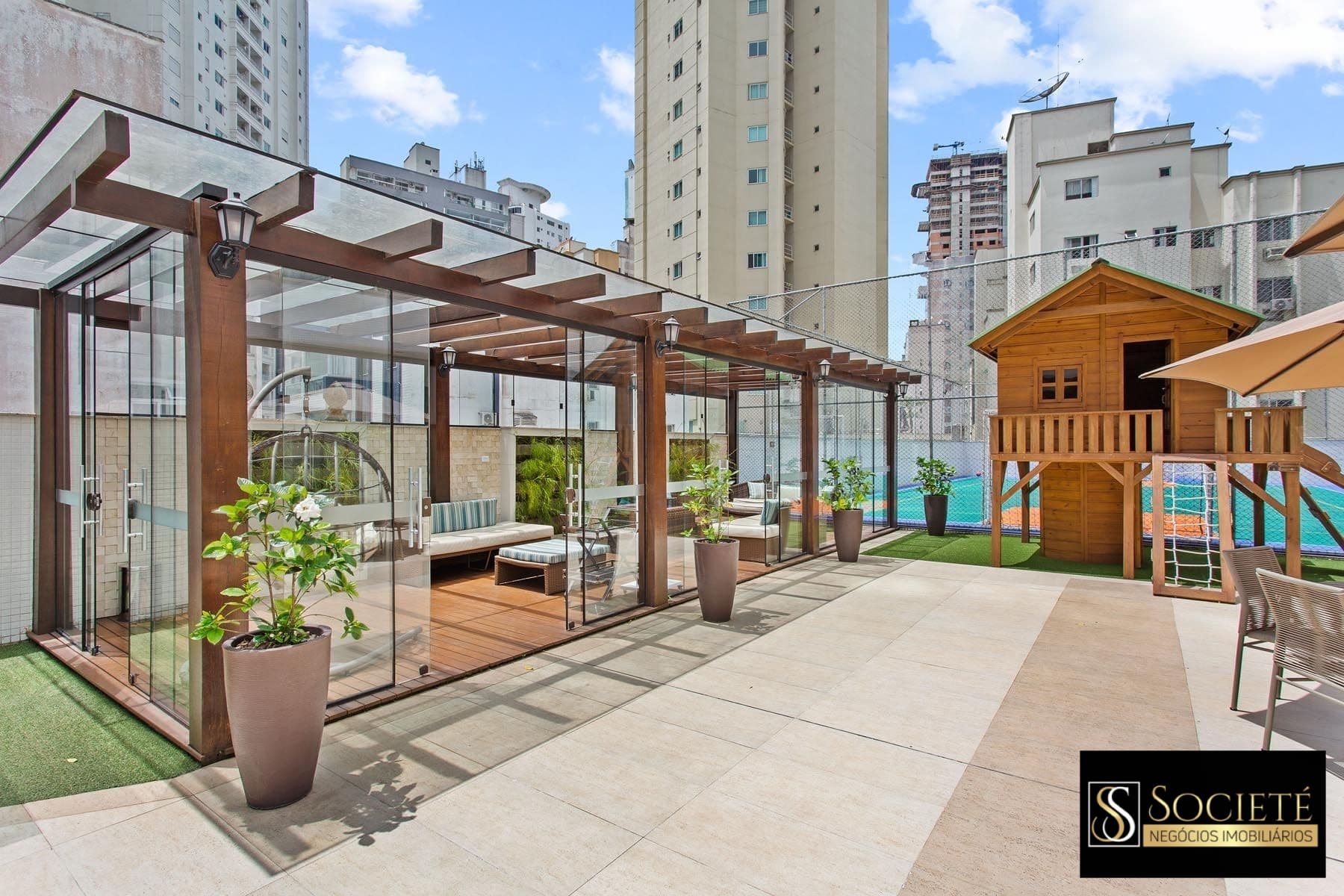 Apartamento Quadra Mar Mobiliado e Equipado à Venda no Edifício Lê Majestic em Balneário Camboriú - SC