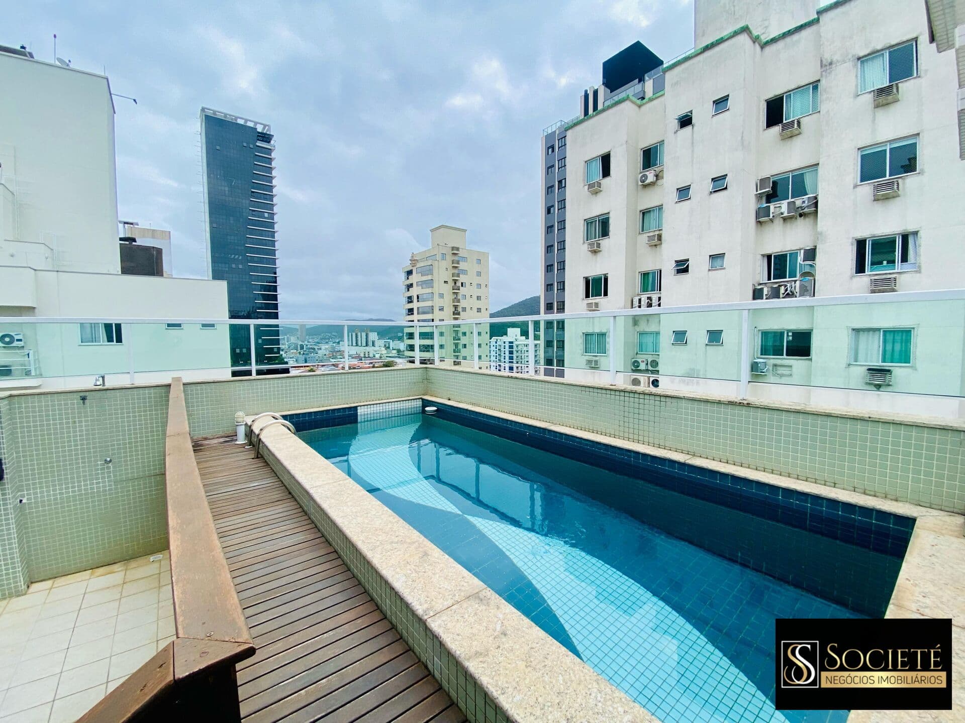 Cobertura Alto Padrão no Edifício Green Valley, no Centro de Balneário Camboriú