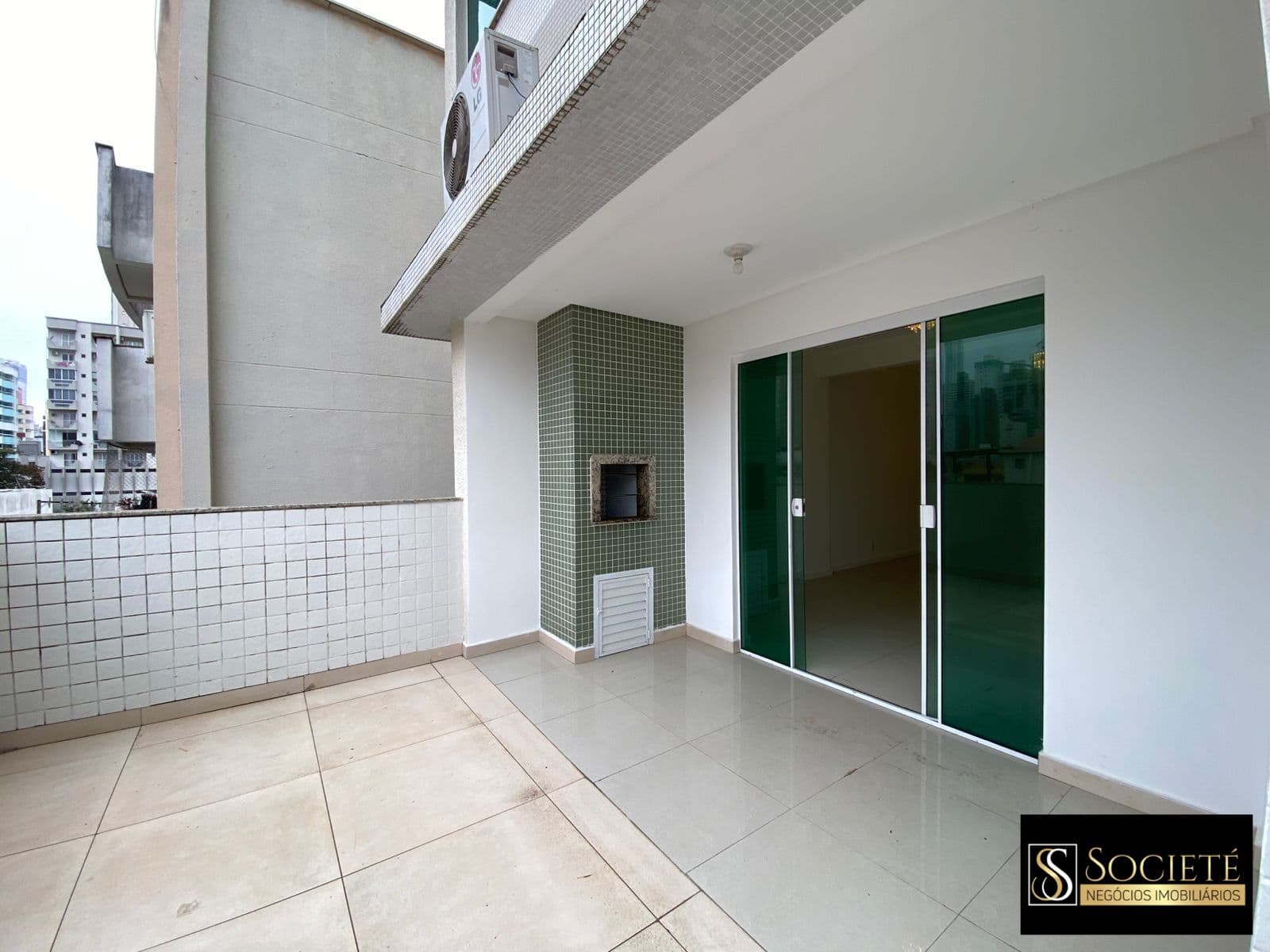 Apartamento Diferenciado à Venda no Edifício Gisele Elis Bairro Nações em Balneário Camboriú - SC