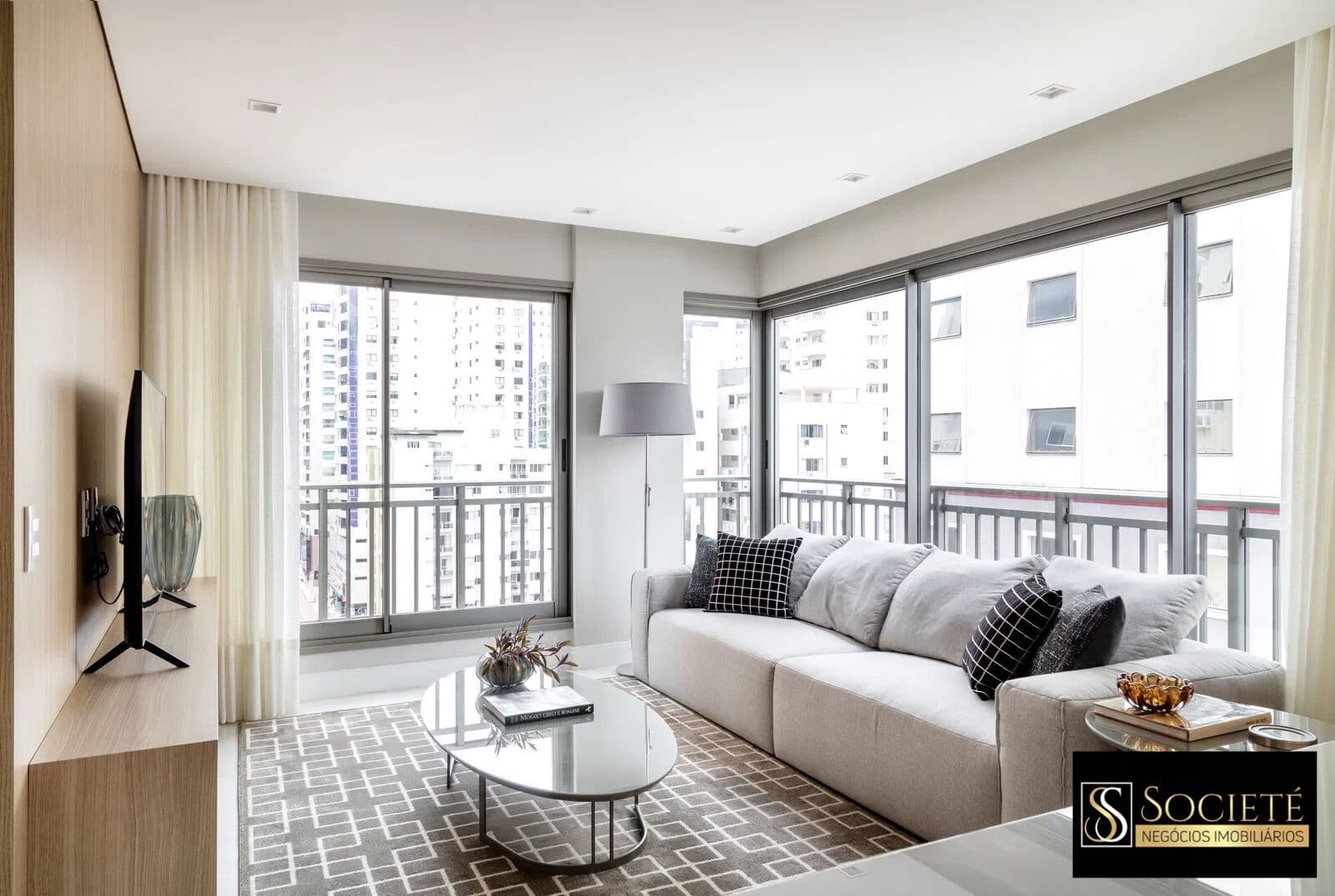 Cobertura Duplex com Piscina Privativa à Venda no Edifício Charmant Residence em Balneário Camboriú - SC
