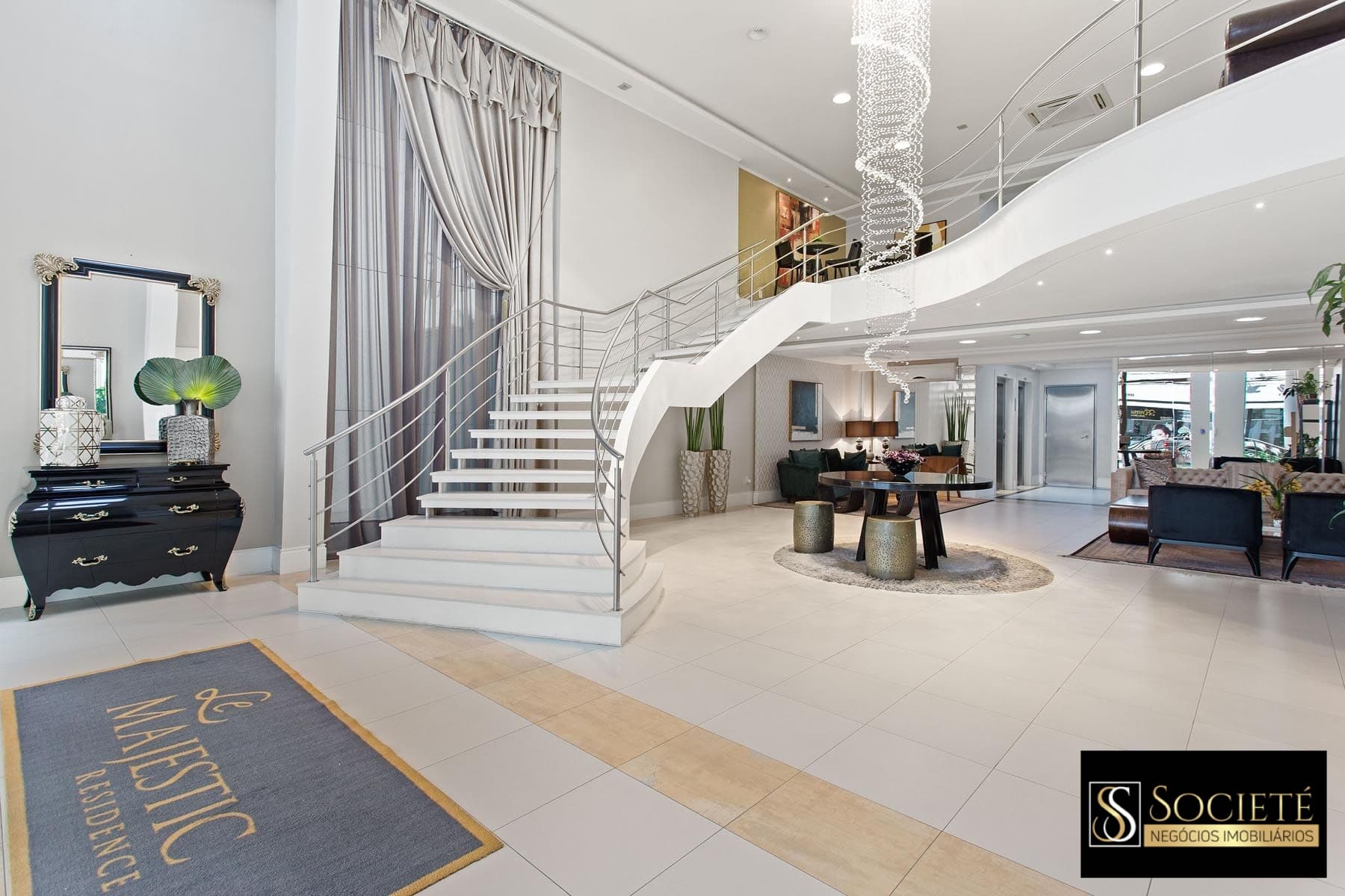 Apartamento Quadra Mar à Venda no Edifício Lê Majestic em Balneário Camboriú - SC