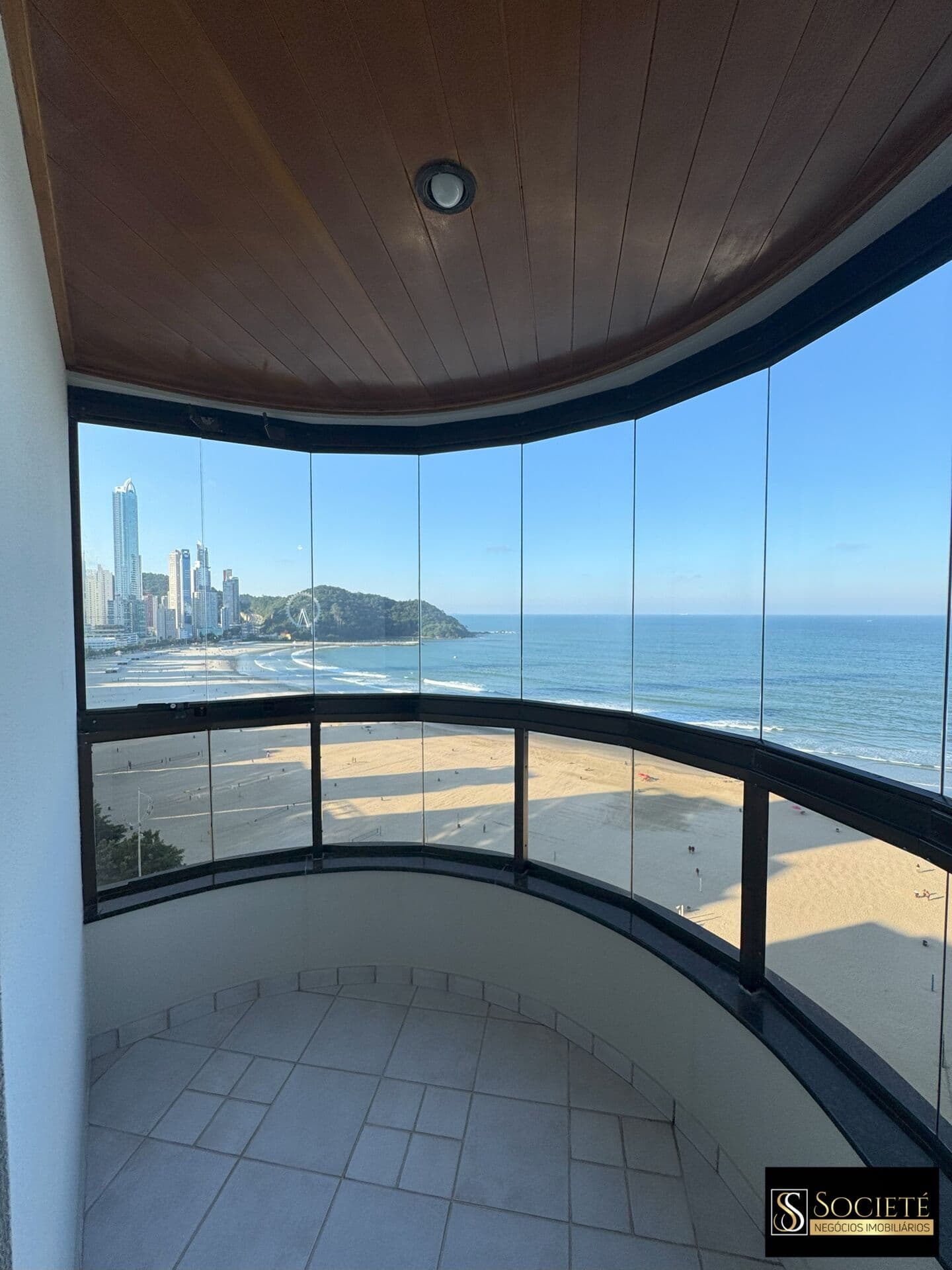 Apartamento Frente Mar à Venda no Edifício Vinã Del Mar em Balneário Camboriú - SC