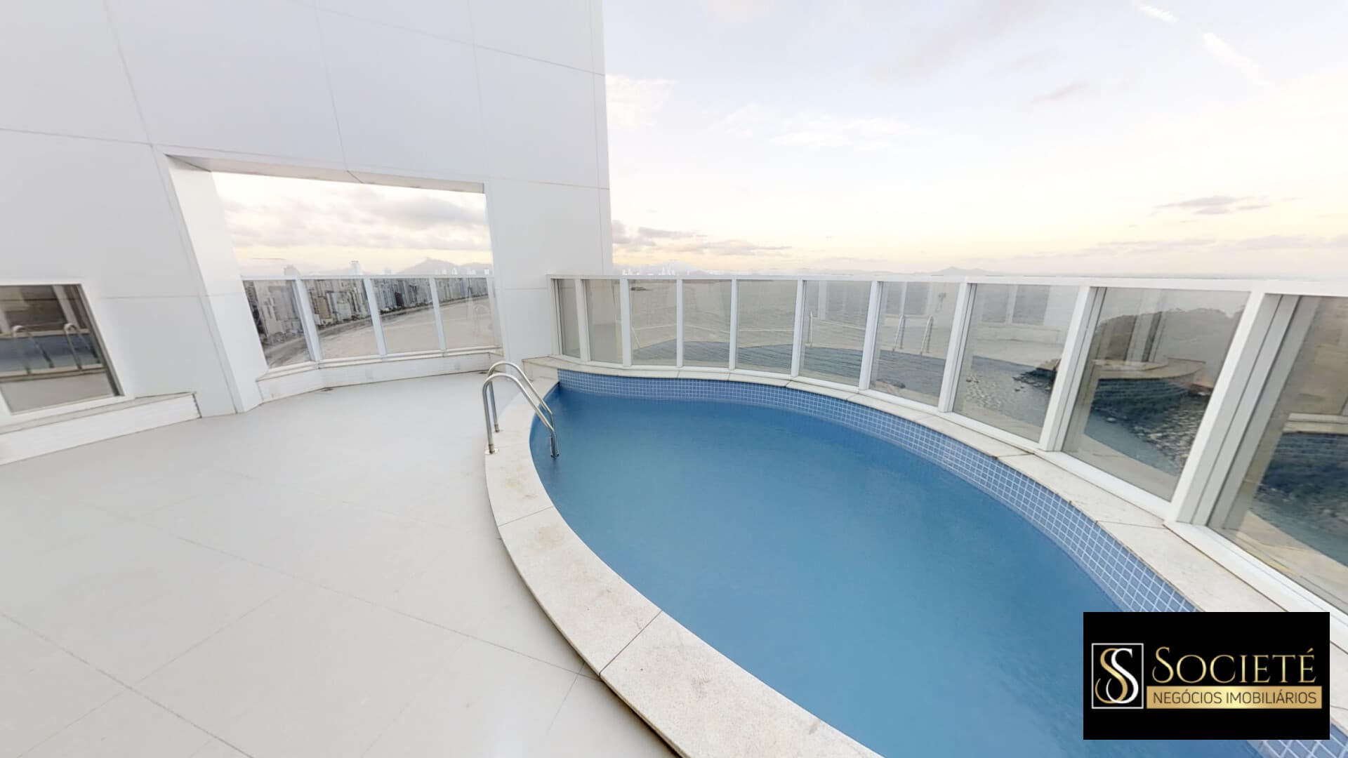Cobertura Duplex Frente Mar com Piscina Privativa à Venda no Edifício Ibiza Towers em Balneário Camboriú - SC