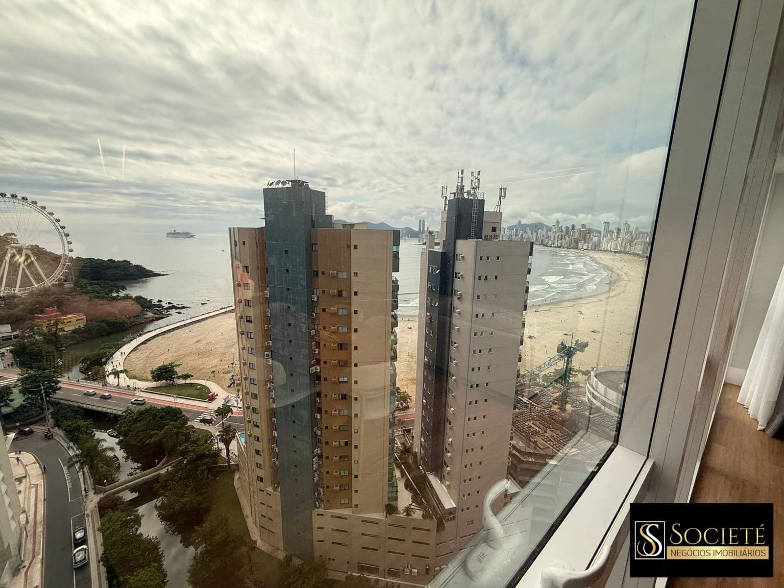 Apartamento Quadra Mar à Venda no Edifício Skyline Tower em Balneário Camboriú SC