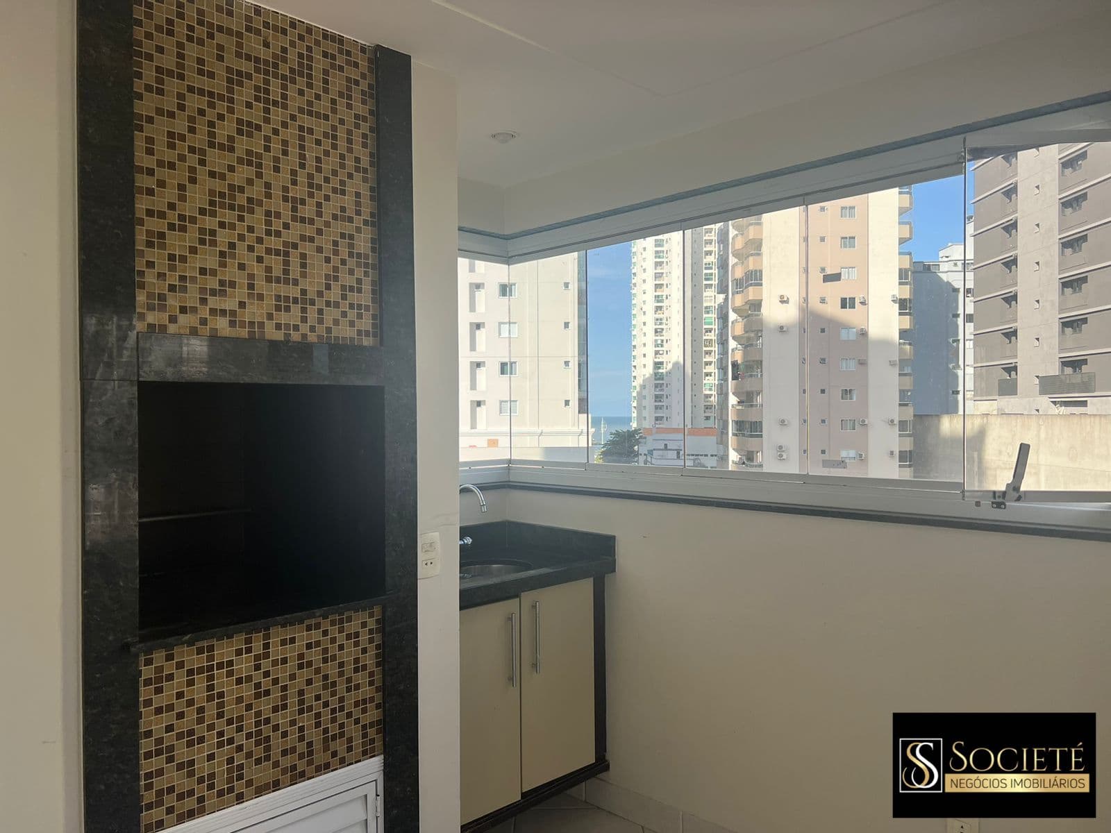 Apartamento no Edifício Imperialle em Balneário Camboriú SC com churrasqueira a carvão rua reta ao mar