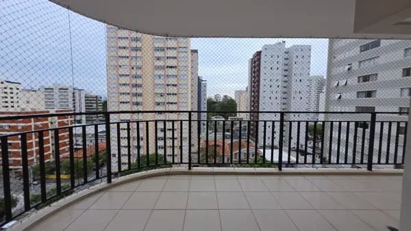 Quer ter uma varanda para poder ler, tomar sol e apreciar uma vista diferenciada? Achou um 2 dormitórios com duas vagas entre os melhores parques da cidade!
