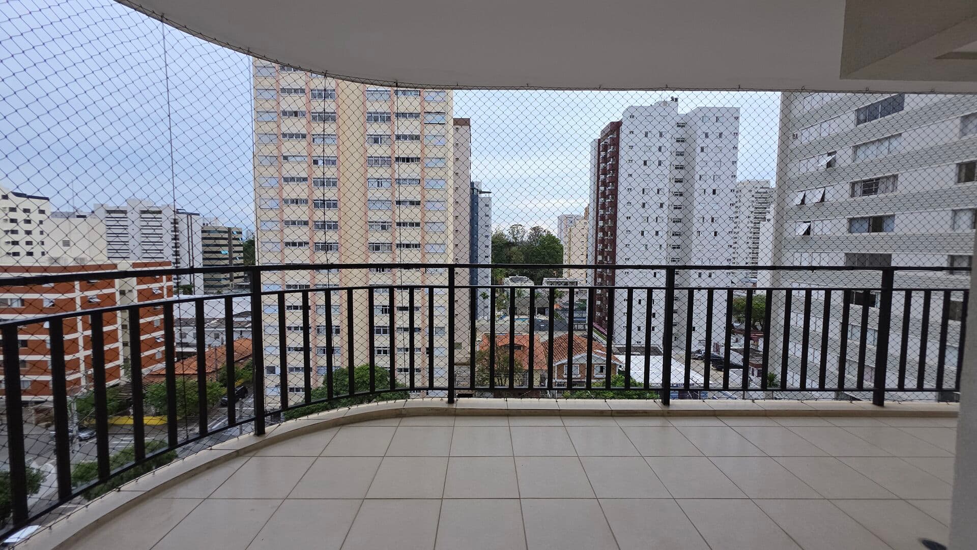Quer ter uma varanda para poder ler, tomar sol e apreciar uma vista diferenciada? Achou um 2 dormitórios com duas vagas entre os melhores parques da cidade!