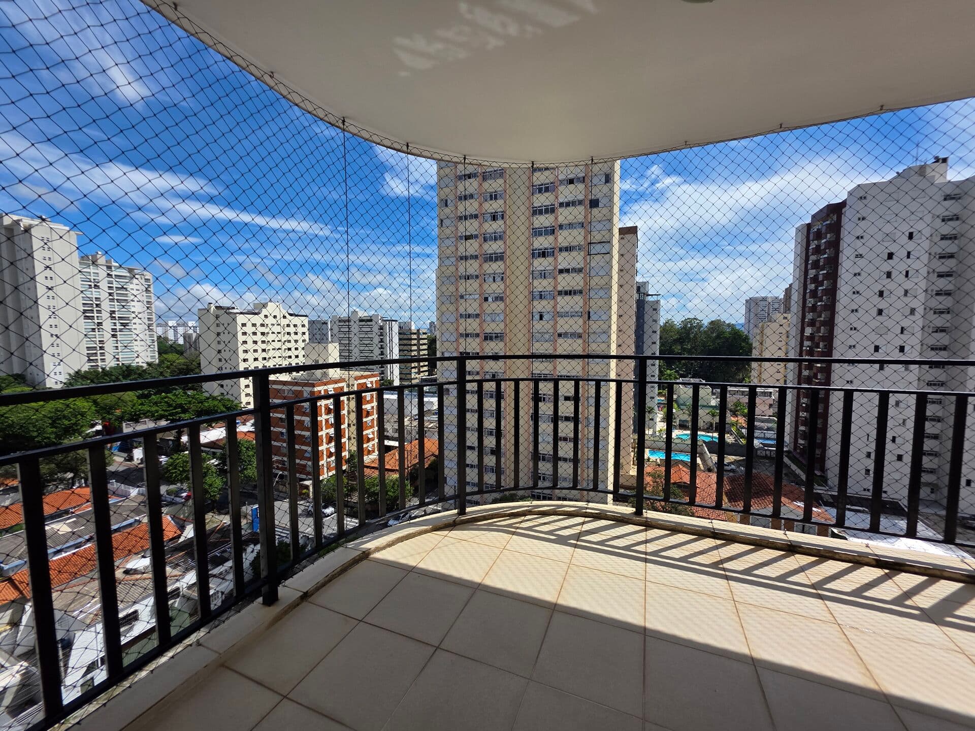 Noites fresquinhas e banho de hotel: Seu novo lar na Vila Adyanna, entre os parques!