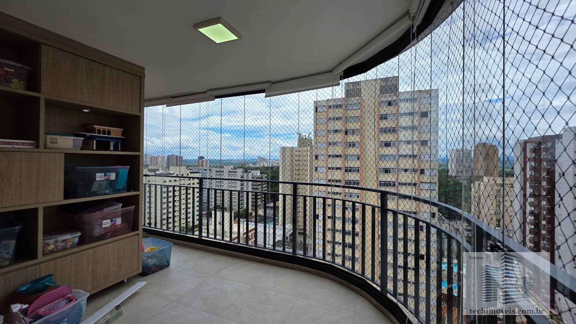 Quer ter uma varanda para poder ler, tomar sol e apreciar uma vista diferenciada mesmo nos dias de chuva? Procura apto com ar condicionado? Encontrou um 2 dormitórios entre os melhores parques da cidade!