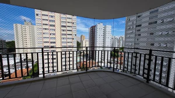Quer ter uma varanda para poder ler, tomar sol e apreciar uma vista diferenciada? Achou um 2 dormitórios com duas vagas entre os melhores parques da cidade!