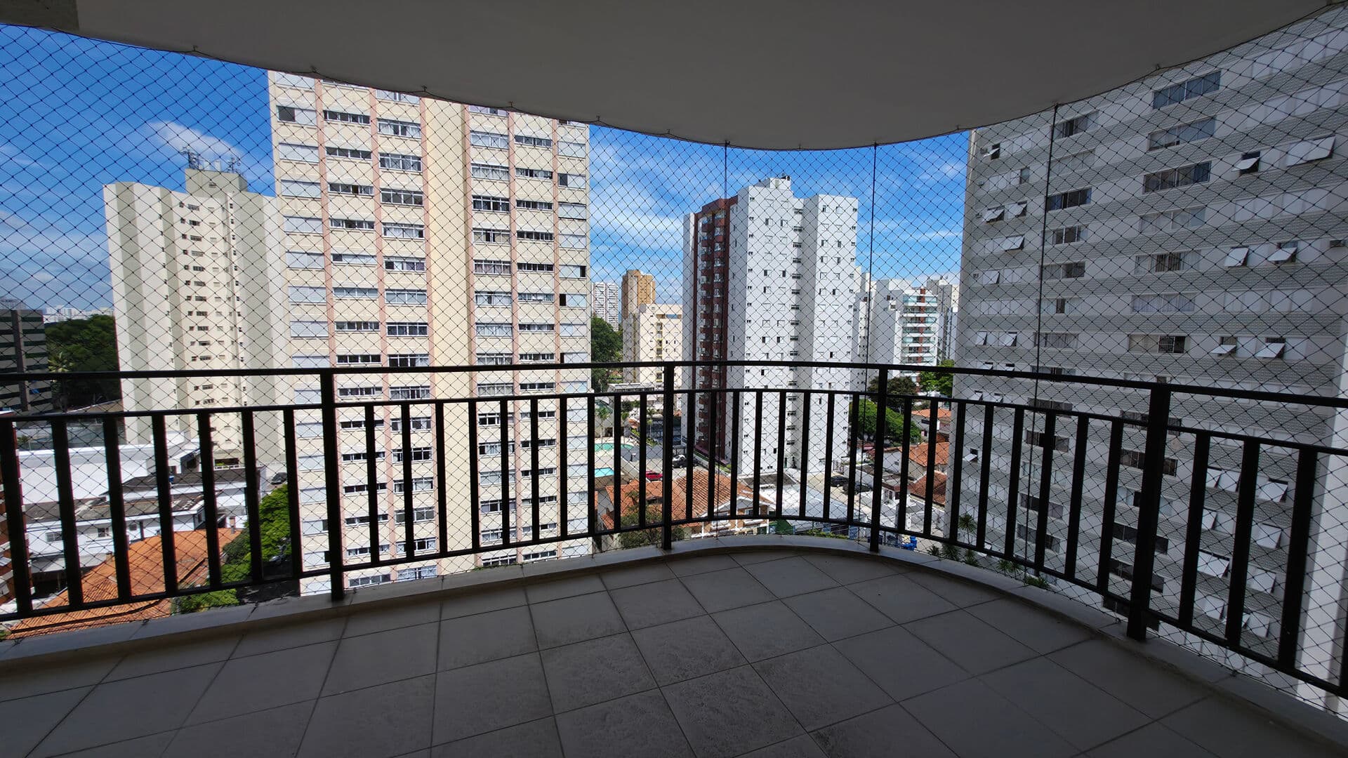 Quer ter uma varanda para poder ler, tomar sol e apreciar uma vista diferenciada? Achou um 2 dormitórios com duas vagas entre os melhores parques da cidade!