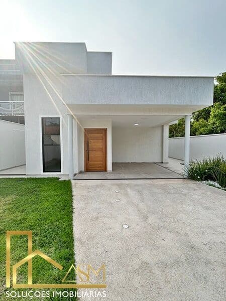 Linda casa com 3 quartos (1 suíte), área gourmet com churrasqueira e banheiro, varanda, quintal...