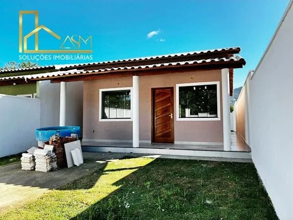 Casa com Fino Acabamento, 2 Quartos (1 Suíte), Quintal, a 10 Minutos do Centro de Maricá.
