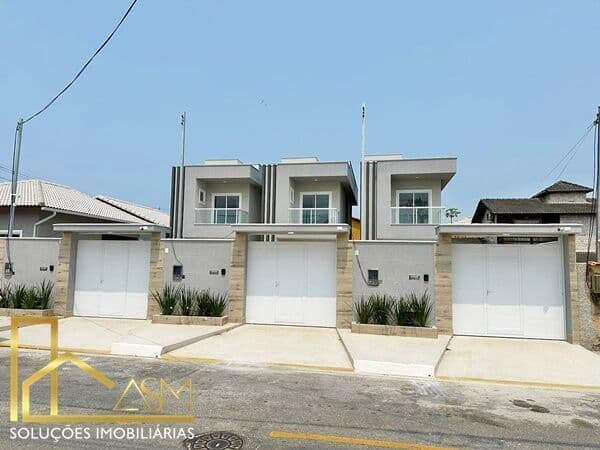 Casa Duplex em Barroco (Itaipuaçu), contendo 2 quartos (1 suítec/ varanda), sala, cozinha, quintal, garagem..