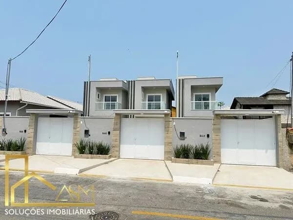 Casa Duplex em Barroco (Itaipuaçu), contendo 2 quartos (1 suítec/ varanda), sala, cozinha, quintal, garagem..