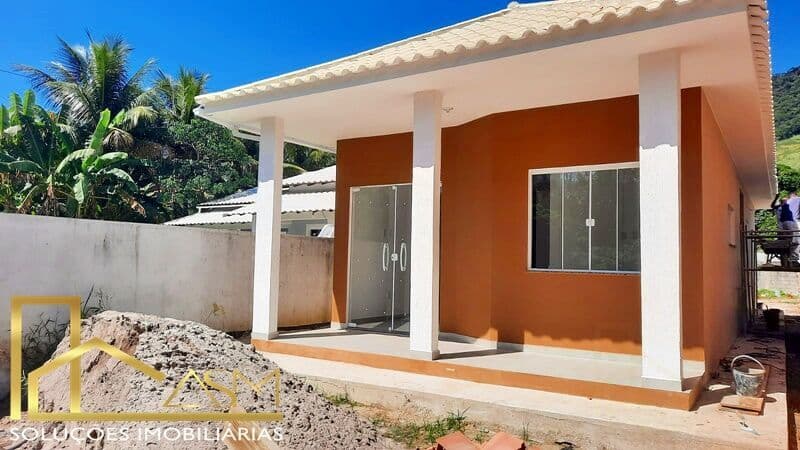 Casa aconchegante, no vale da Figueira, 2 quartos (1 suíte), um quintal espaçoso, em Maricá.