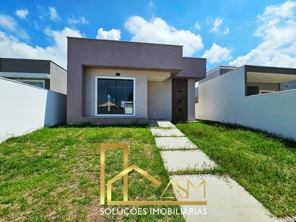 Excelente Casa Linear em Condomínio com Suíte (c/ Closet), em Pindobas - Maricá – RJ