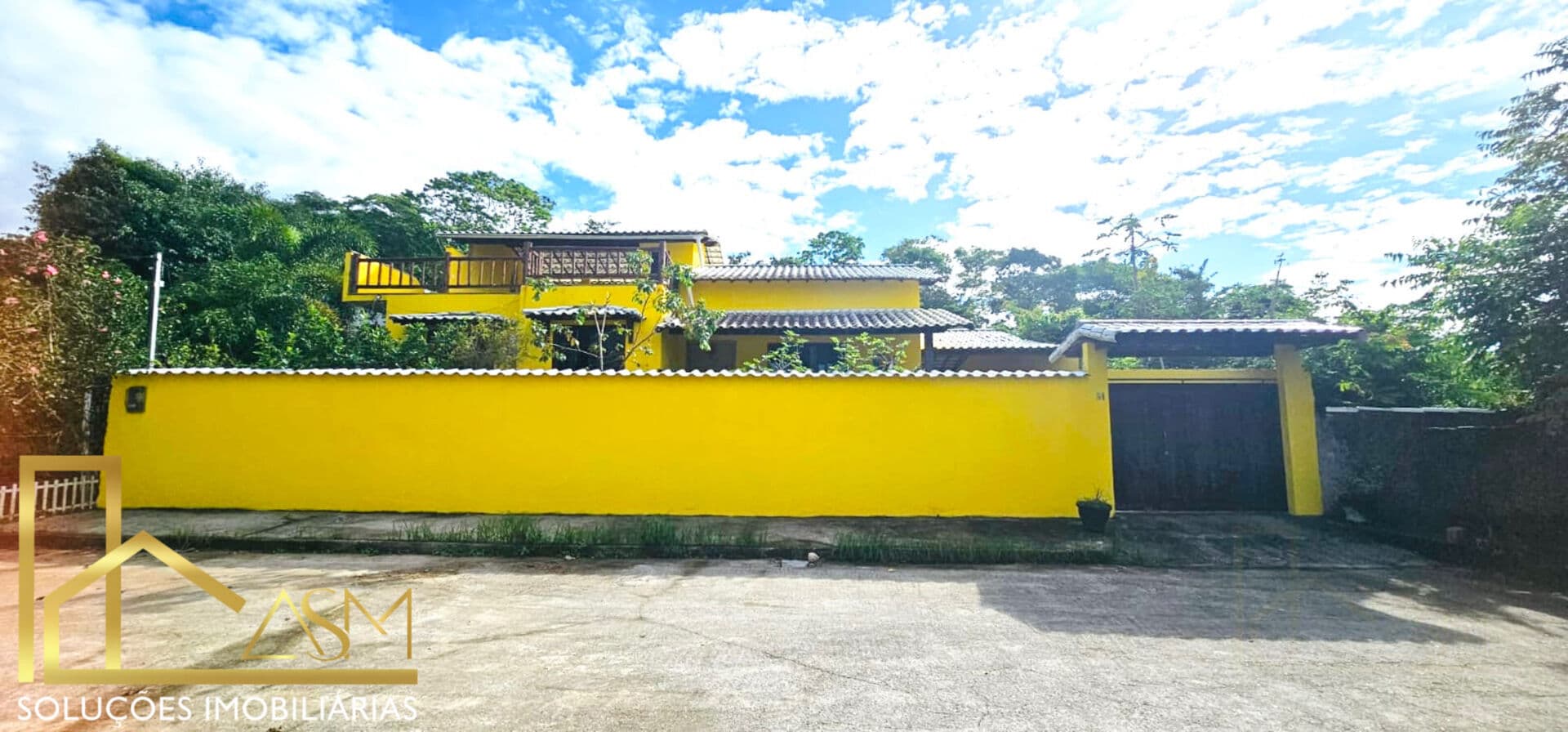 Casa Duplex e Condomínio, com 3 quartos (1 suíte c/ closet), sala em dois ambientes, piscina…
