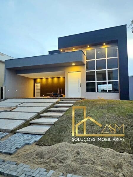 Casa em Condomínio, de Alto Padrão, com Piscina e Espaço Gourmet, m Maricá.