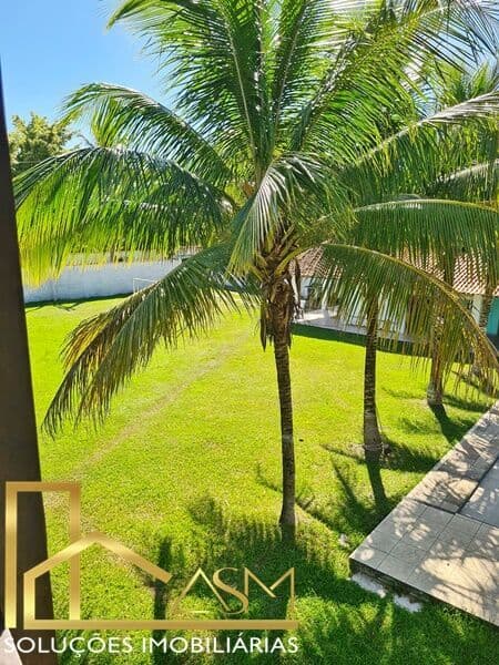 Casa com 2.000 m2. Possui duas piscinas, campo de futebol, 6 quartos, casa bem espaçosa.