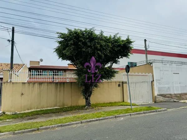 Casa em excelente localização no Atuba