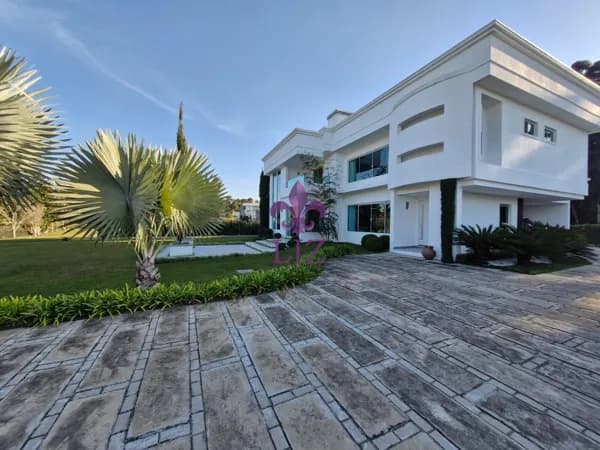 Linda residência em Condomínio fechado