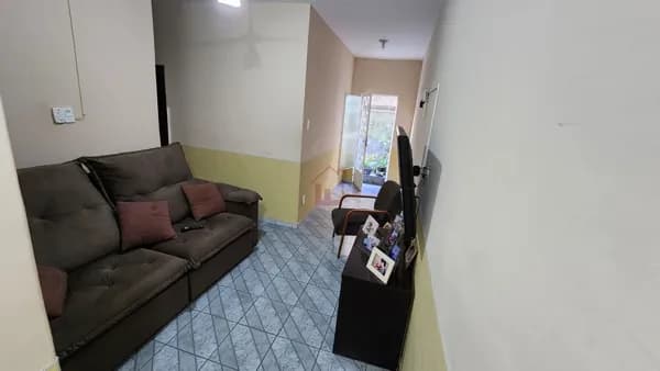 Apartamento térreo com 2 quartos e área externa no Aterrado