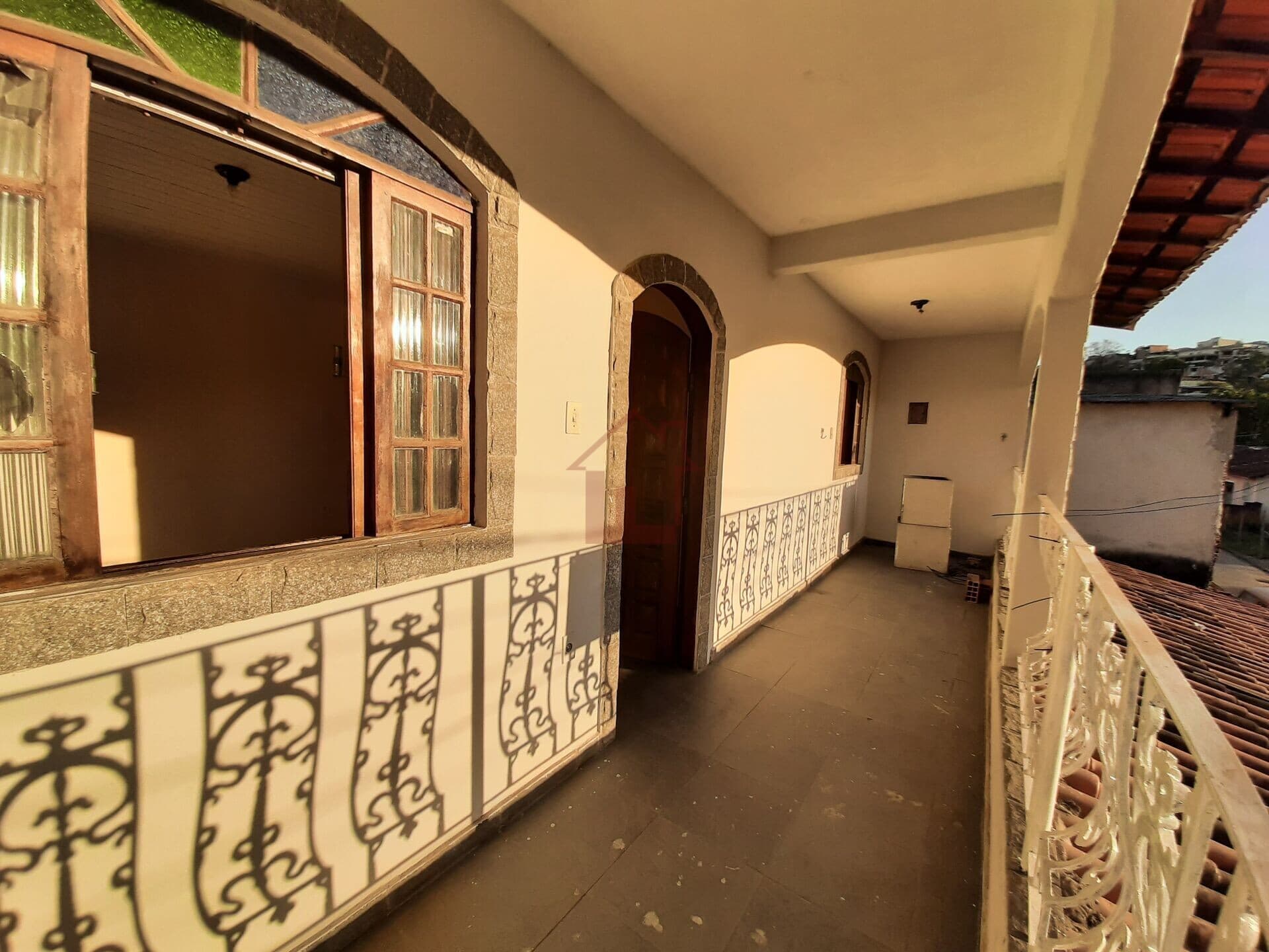 2 casas com passagem e quintal independentes.