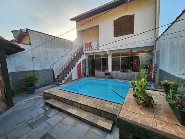 Casa com 2 quartos, quintal com piscina!