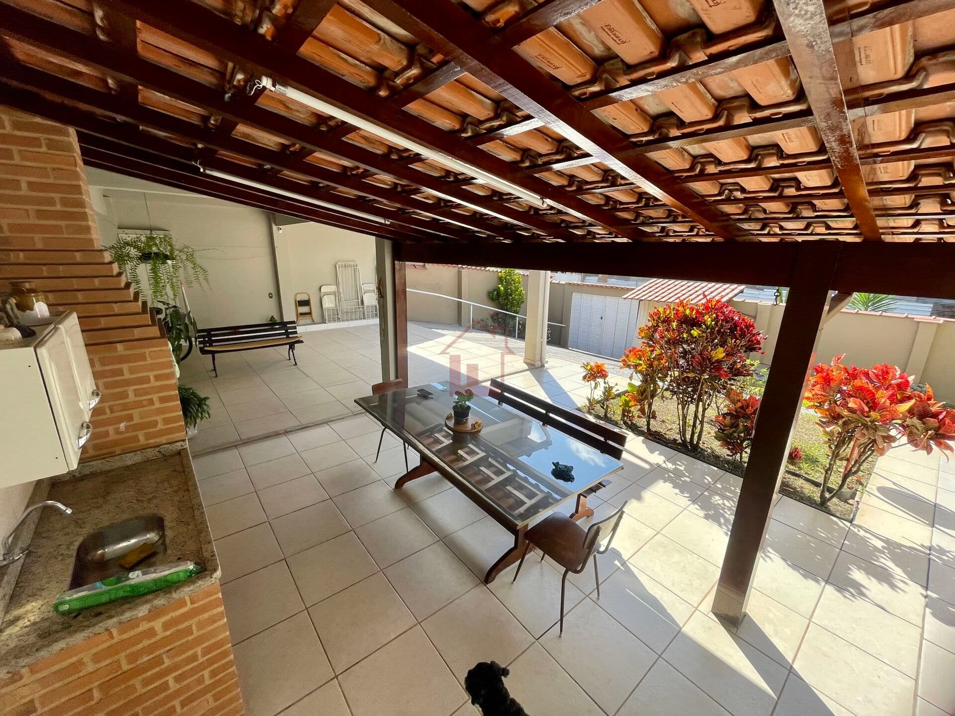 Casa de esquina com 5 quartos, closet e suite na Sessenta - Volta Redonda