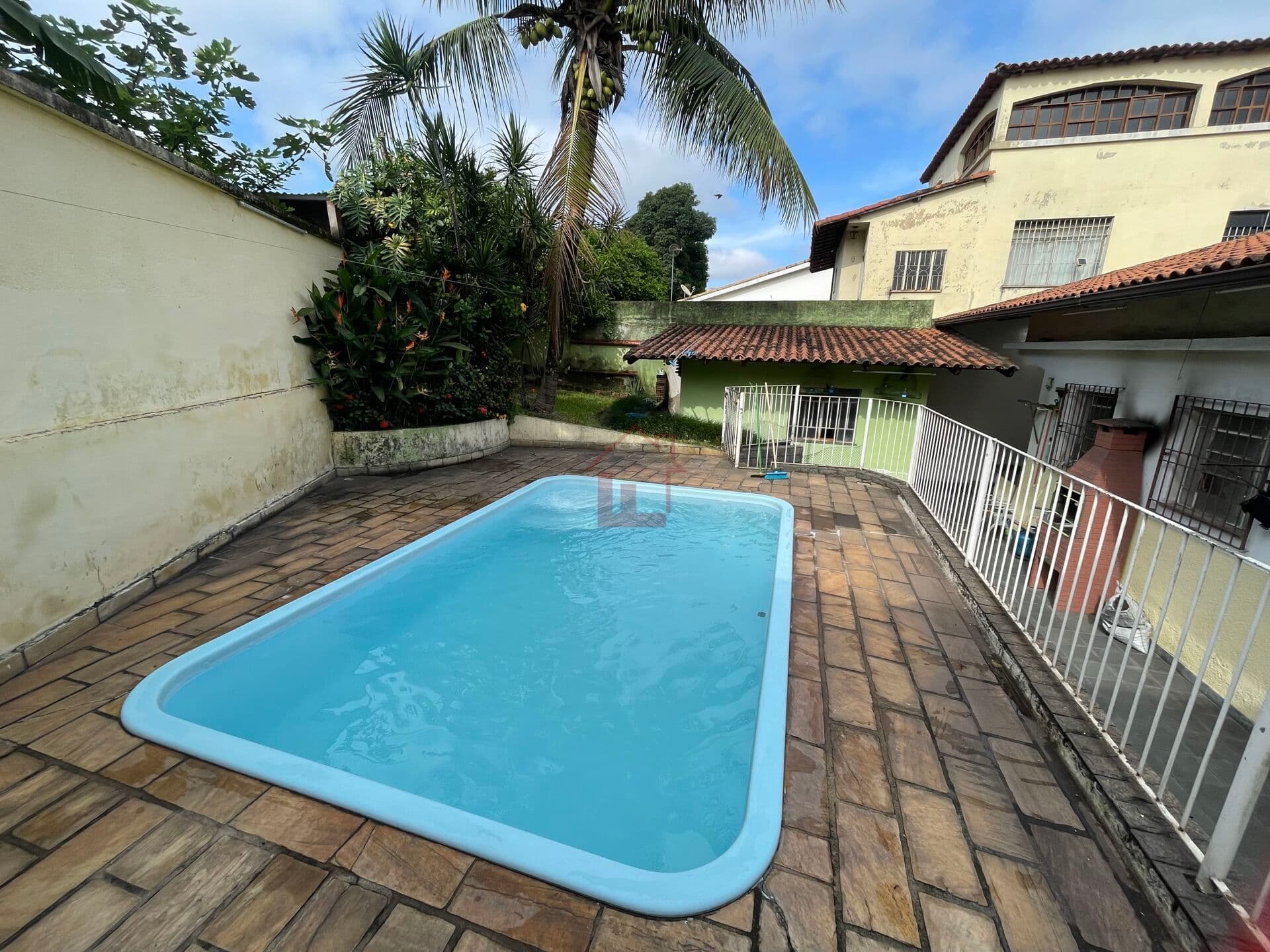 Casa com 3 quartos, quintal com piscina no Jardim Europa - Volta Redonda/RJ