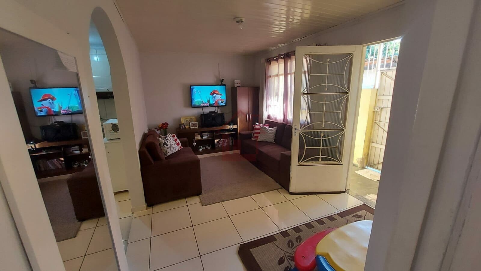 Casa Linear com 2 quartos, garagem e terraço!