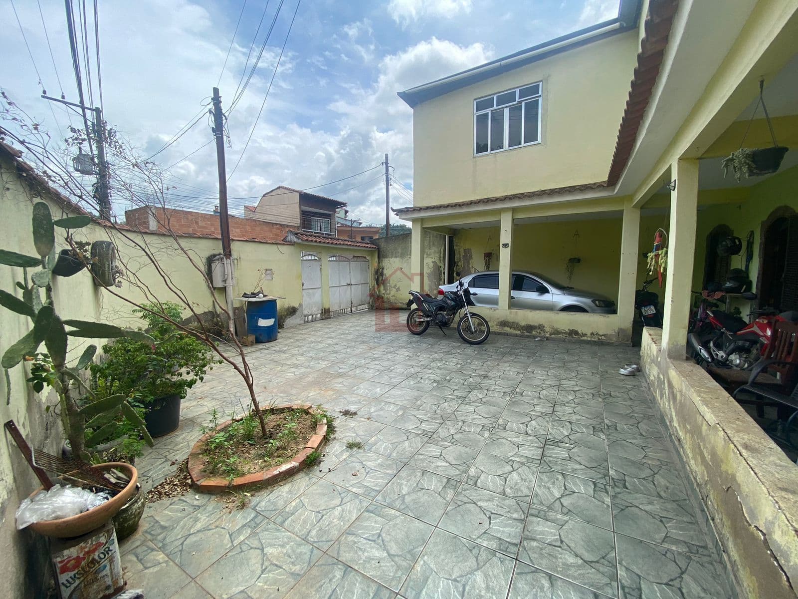 Casa grande de esquina!