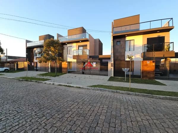 Sobrado com 03 Suítes e 196m² Total - não geminado- Boneca do Iguaçu - São José dos Pinhais.