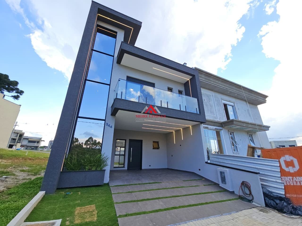 Sobrado Alto Padrão com 3 Suítes e 231m² de Área total - Costeira - São José dos Pinhais.