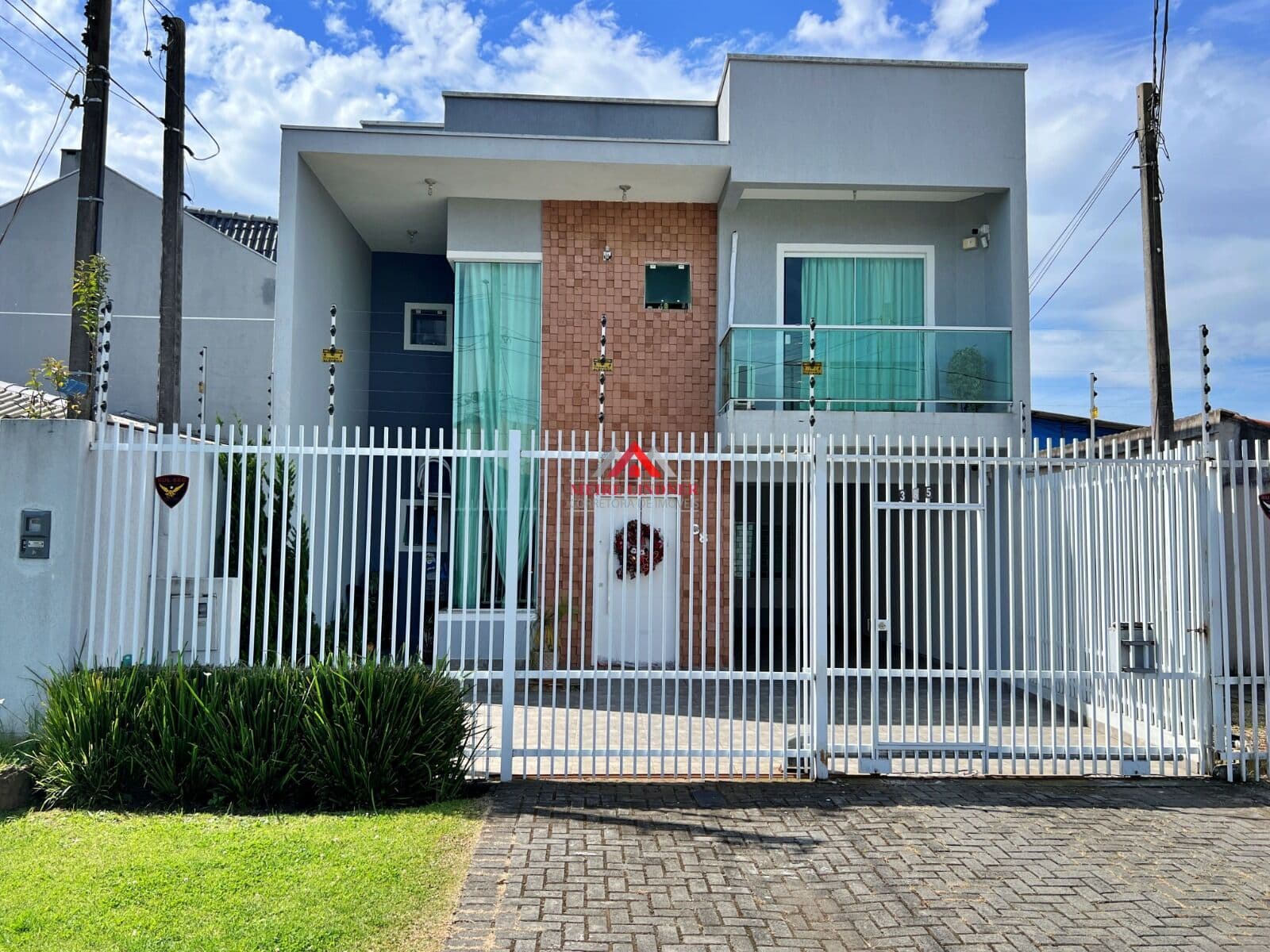 Sobrado 03 Quartos e 1 suíte semimobiliado com 220m² - Cruzeiro - São José dos Pinhais.