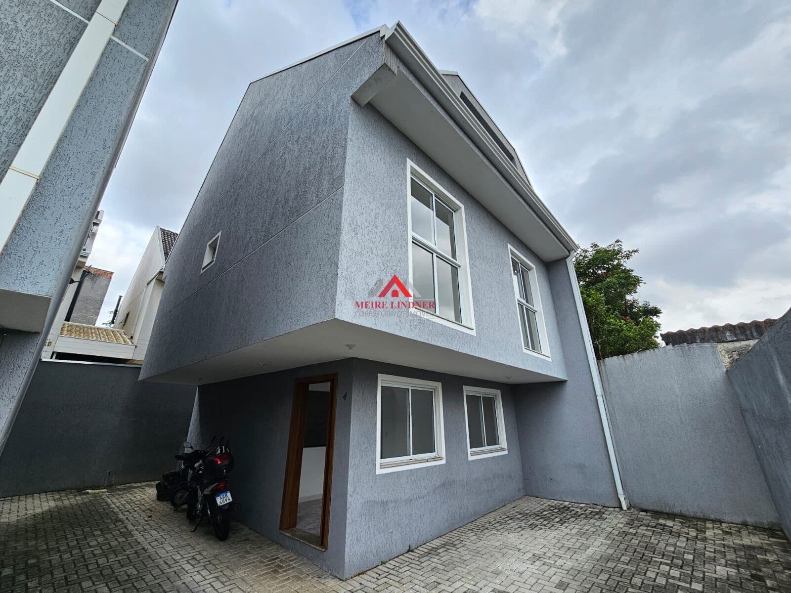 Sobrados 03 Dormitórios e 1 suíte com 135m² - Xaxim - Curitiba.