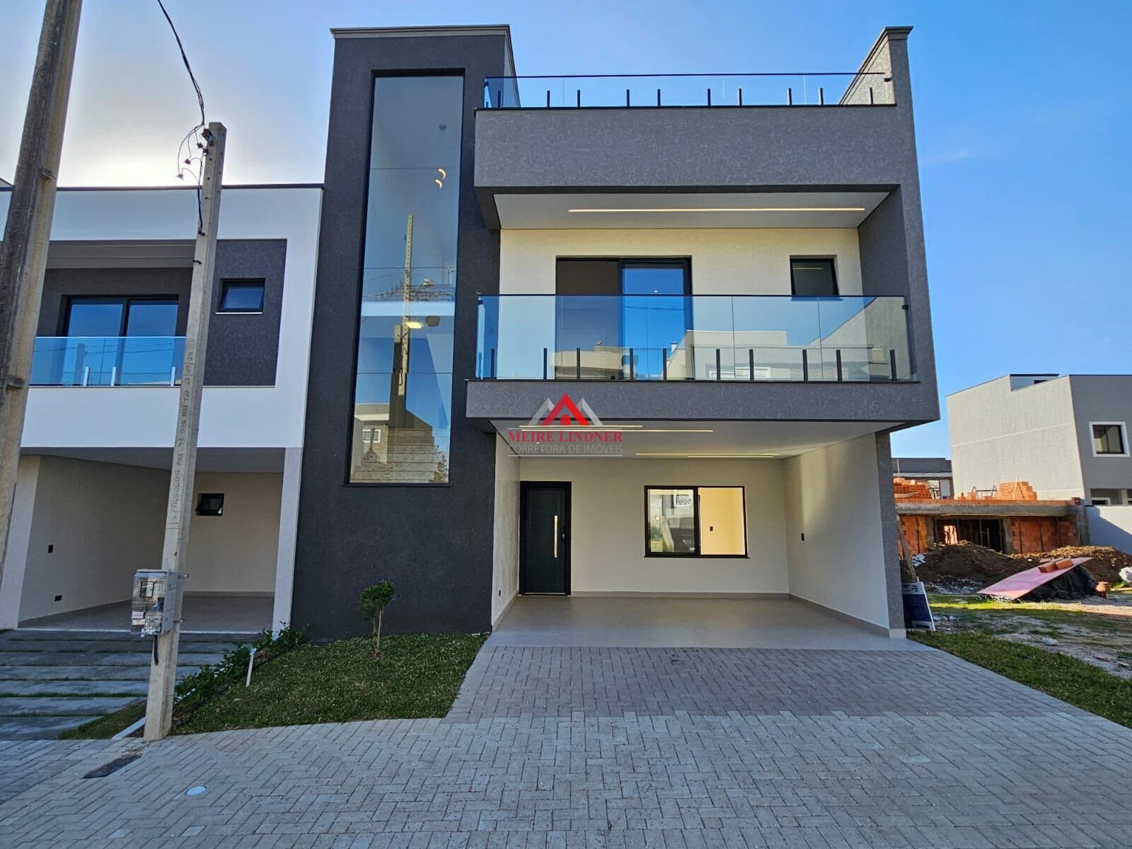Sobrado 03 Dormitórios sendo 1 suíte com 204m² Total - Costeira - São José dos Pinhais