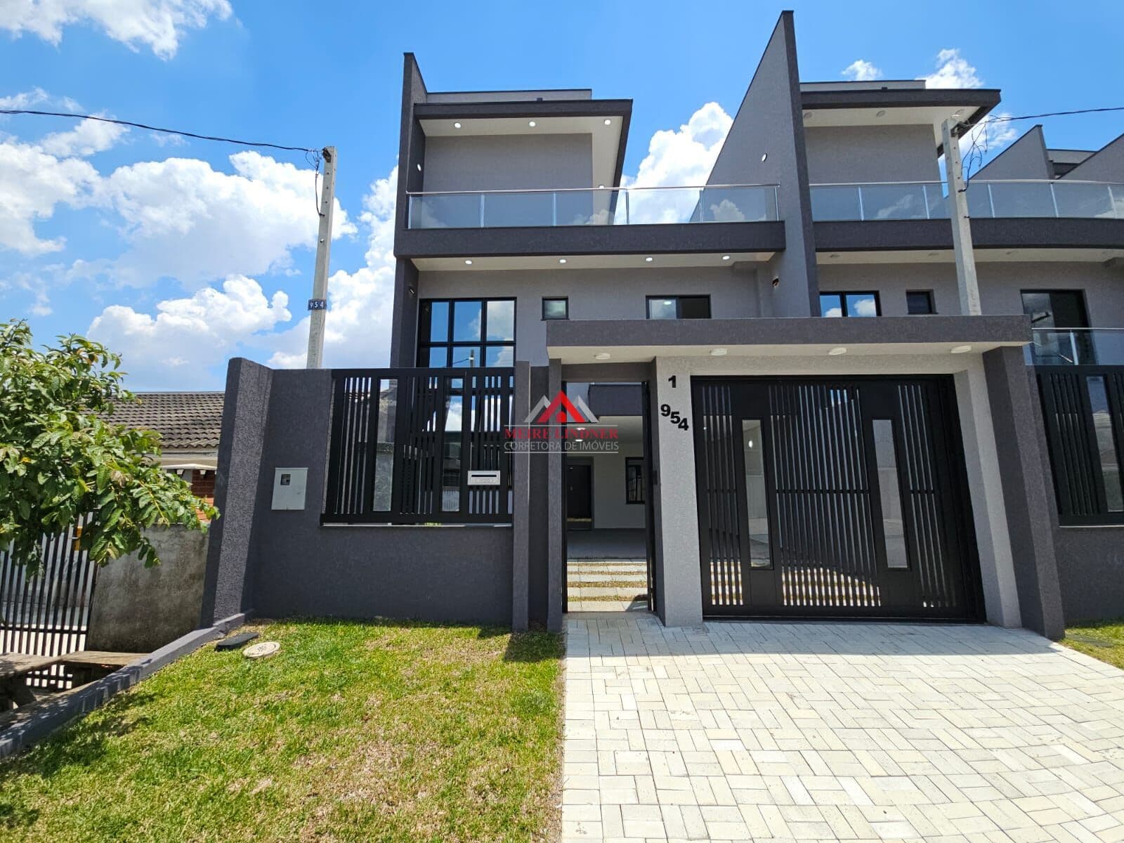 Sobrado Alto Padrão 03 Dormitórios com 1 suíte e 235m² total- Cruzeiro - São José dos Pinhais.