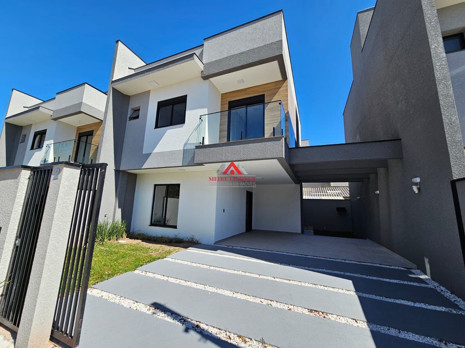 Sobrado Triplex de esquina com 03 Suítes e 189m² - Afonso Pena - São José dos Pinhais.