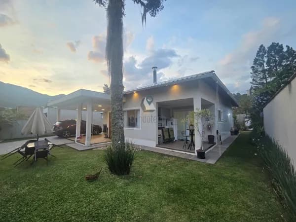 Linda Casa Aconchegante com 3 suítes em Teresópolis