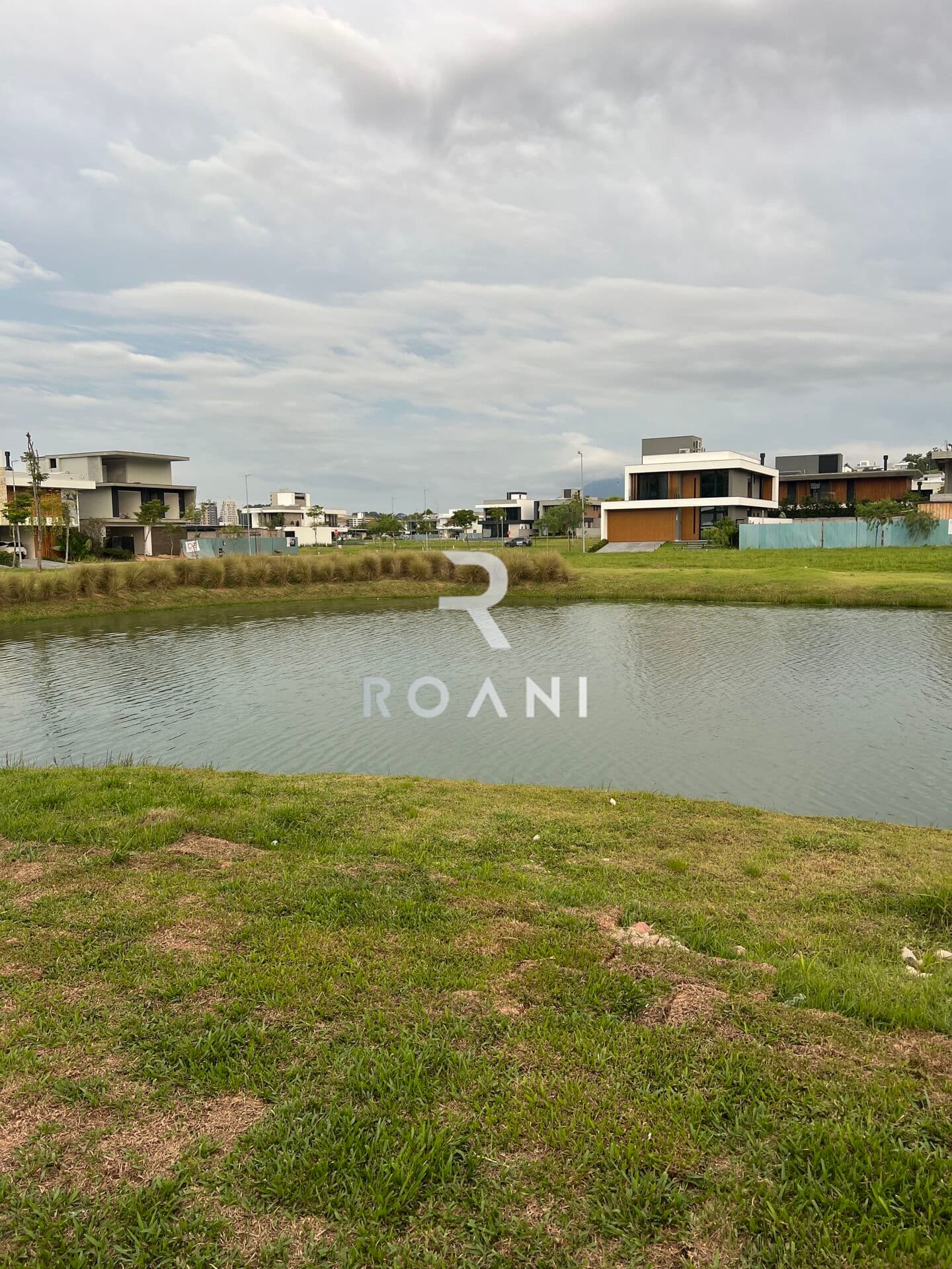 Lote Fundos Lago e Próximo ao Lazer – Reserva da Pedra 950 mil Reais