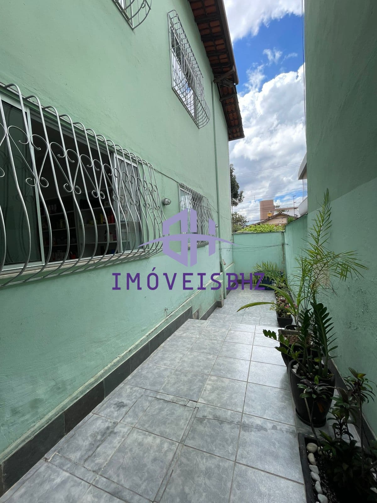 APARTAMENTO DE 2 QUARTOS MONTADOS, AREA EXTERNA E VAGA DE GARAGEM DEMARCADA
