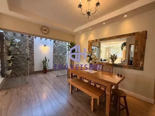 Casa linear com 4 Quartos e 2 banheiros à Venda, 300 m² por R$ 1.990.000