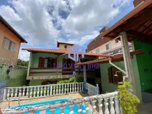 CASA COM 5 QUARTOS E 4 SUÍTES