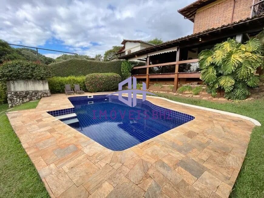Casa com 4 Quartos e 5 vagas